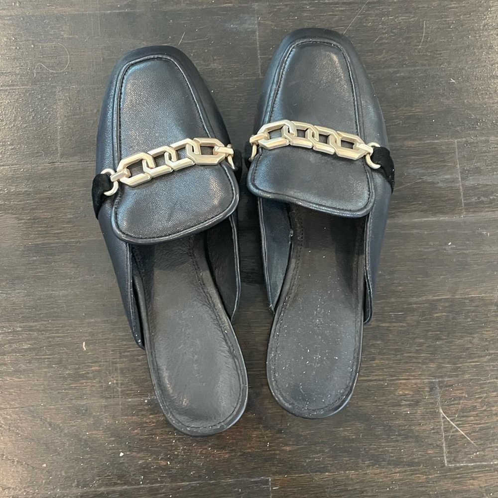 Black mule loafer with gold chain detail
